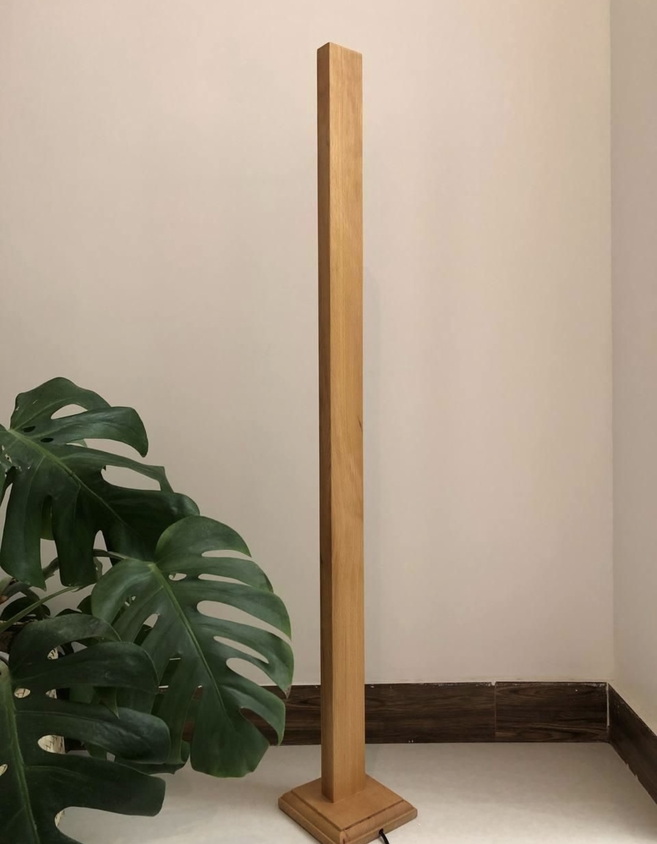 آباژور ایستاده کنار سالنی چوبی نور خطی