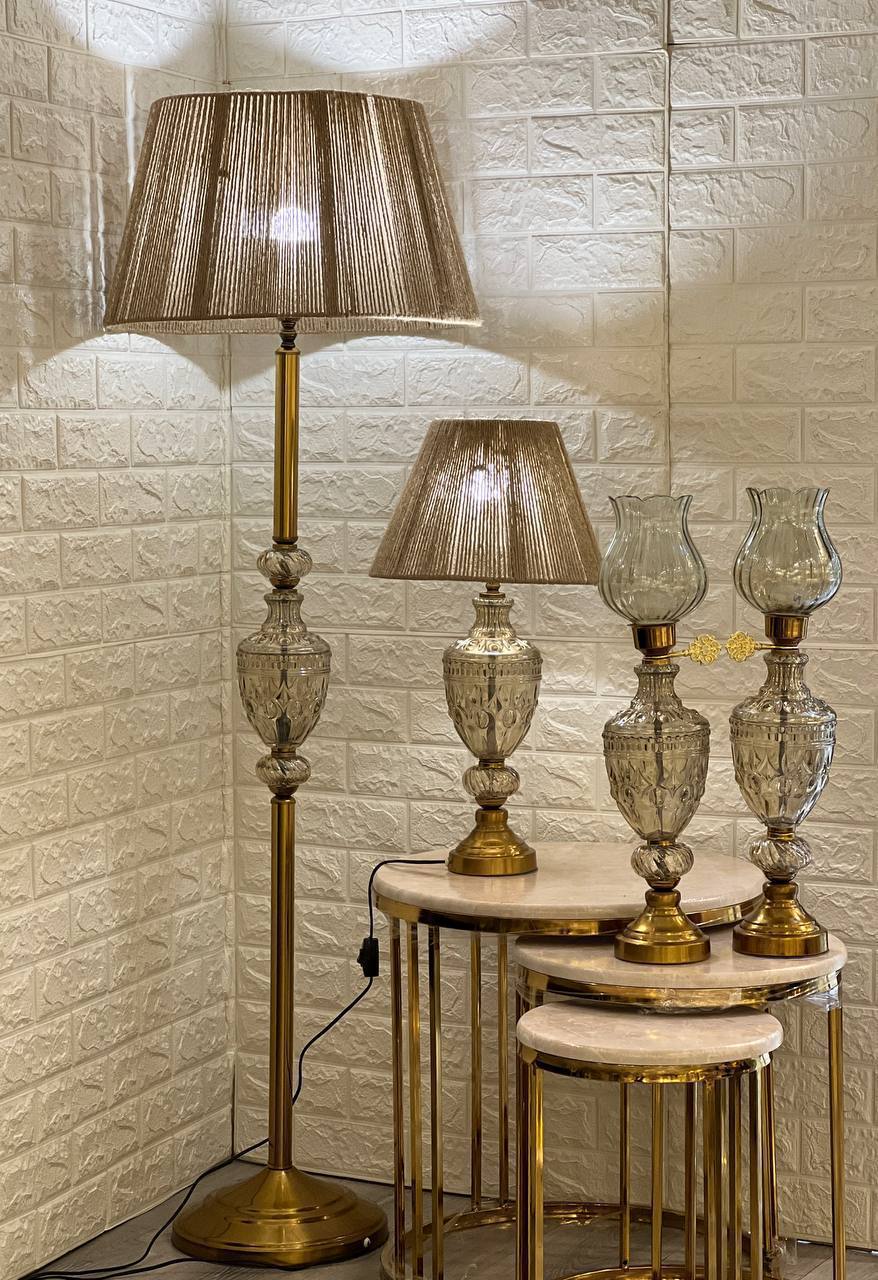 آباژور ایستاده و رومیزی کنار سالنی کریستالی با پایه طلایی