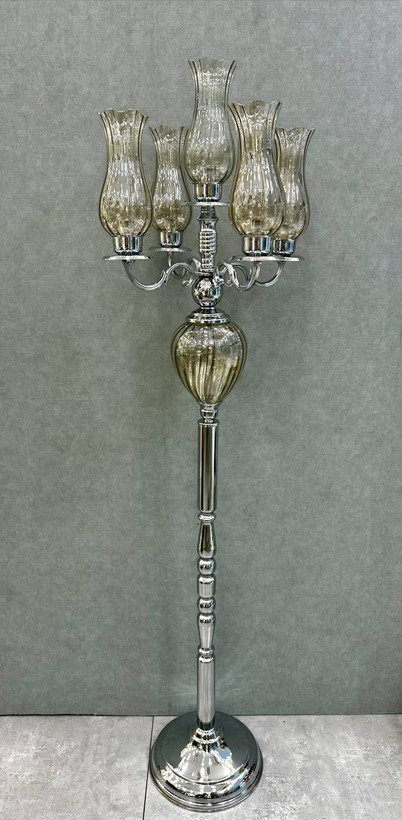 شمعدان کنار سالنی